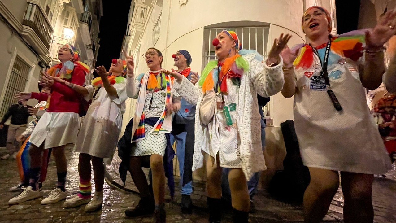 Una actuación de la chirigota callejera '¿Quimio están ustedes?' en el Carnaval de Cádiz