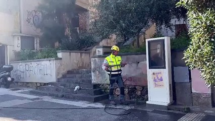 Pulizia muri sporcati durante corteo no ponte a Messina