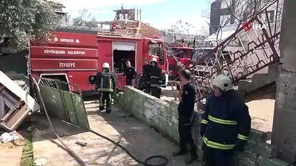 Gecekonduda çıkan yangın ekipleri alarma geçirdi