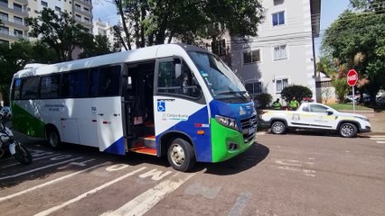 Micro-ônibus de Campo Bonito se envolve em acidente em Cascavel