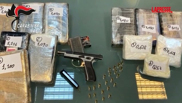 Napoli, vende droga con in braccio il figlio neonato: lo scambio ripreso dalle telecamere