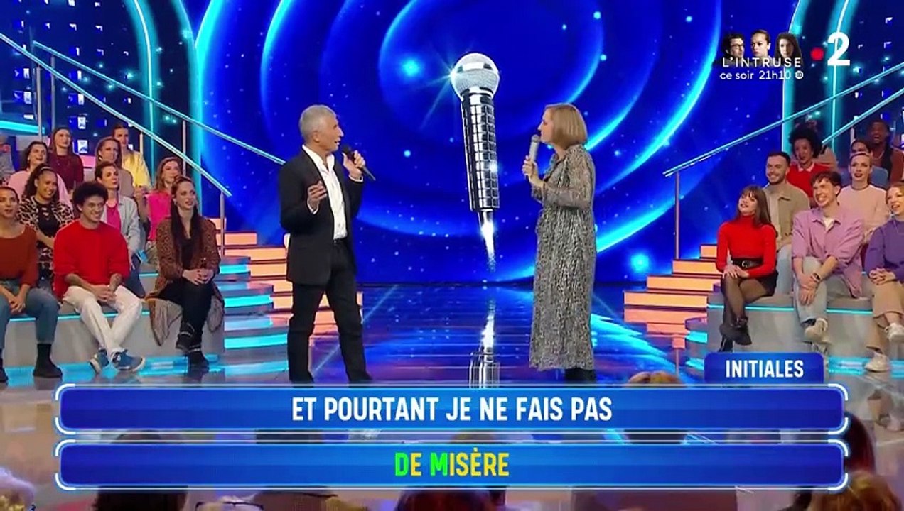 N'oubliez pas les paroles : la Maestro Catherine se fait souffler une répons par le public