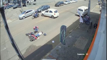 Vídeo mostra queda de motociclistas no Bairro São Cristóvão