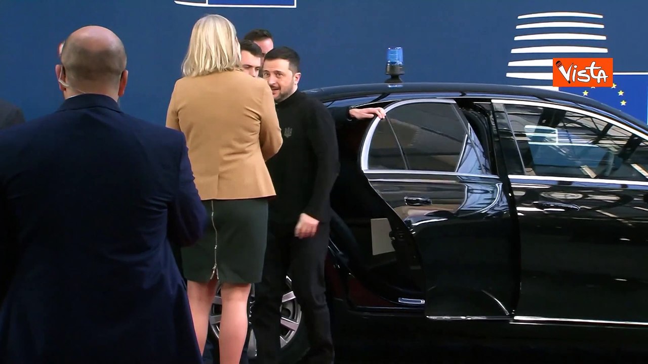 Zelensky col suo look militare arriva a Bruxelles per il Consiglio Ue straordinario sulla difesa
