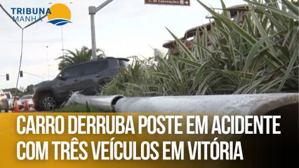 Carro derruba poste em acidente com três veículos em Vitória