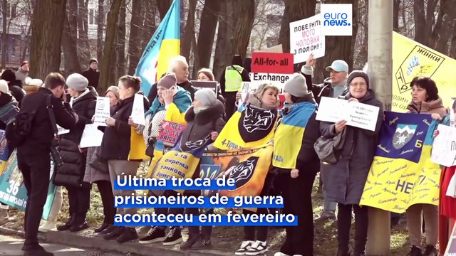 Manifestação junto à embaixada dos EUA em Kiev pela troca de prisioneiros de guerra