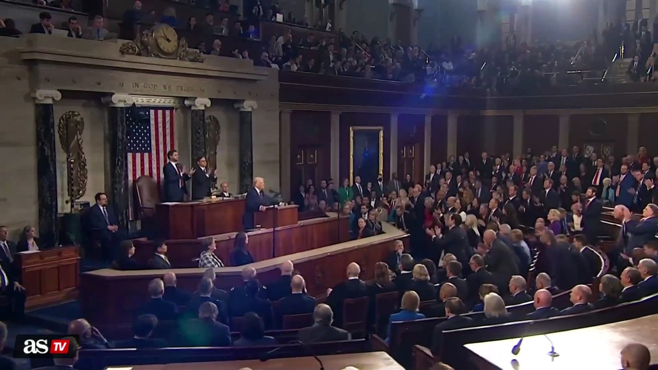 Trump’s 5-Minute Exit from Congress: Everyone Rushes to Greet Him