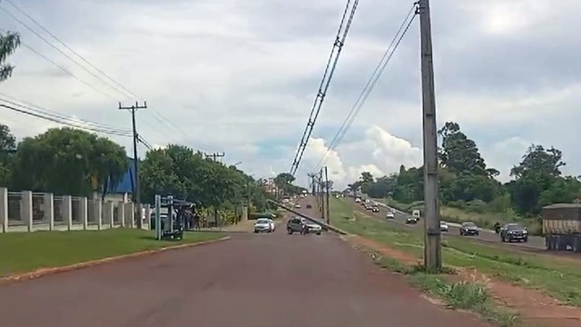 EcoSport bate em poste e causa transtornos na marginal da BR-277 em Santa Tereza do Oeste