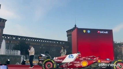 Hamilton e Leclerc acclamati dalla folla di ferraristi a Milano