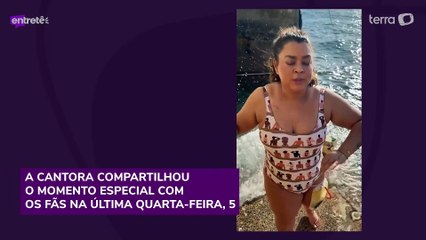 Preta Gil toma banho de mar pela primeira vez após a alta