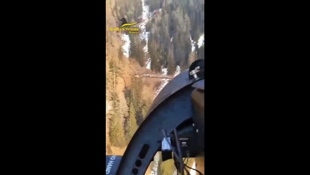 Rogo a Laces, l'elicottero della Finanza vola sui boschi in fiamme e poi recupera gli evacuati