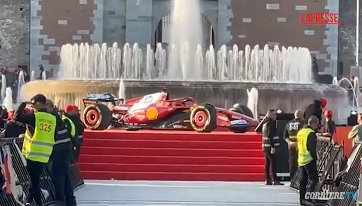 Lo show delle Ferrari per le strade di Milano, Hamilton e Leclerc fanno impazzire i tifosi