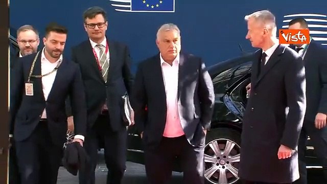 Orban senza cravatta arriva a Bruxelles per il Consiglio Ue straordinario sulla difesa