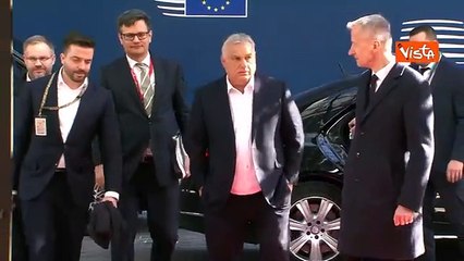 Orban senza cravatta arriva a Bruxelles per il Consiglio Ue straordinario sulla difesa