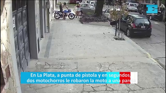 En La Plata, a punta de pistola y en segundos, dos motochorros le robaron la moto a una pareja