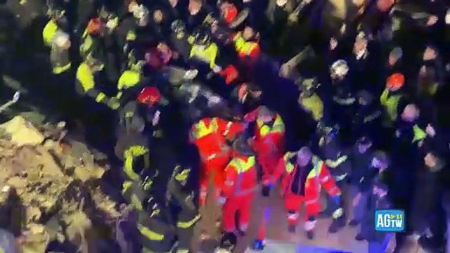 Il video del salvataggio della donna rimasta sotto le macerie della palazzina a Bari: il lungo applauso