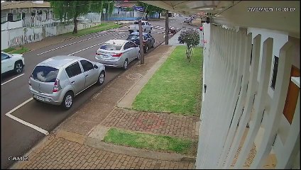 Imagem flagra acidente entre duas motos na Rua Presidente Kennedy