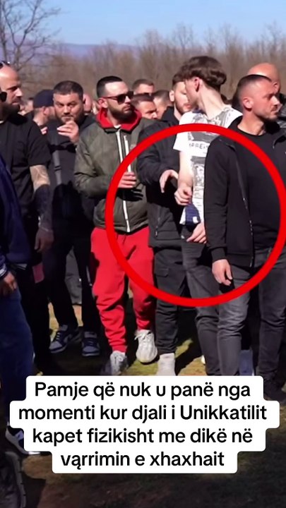 Pamje të reja nga momenti kur djali i 'Unikkatil'-it e godet një person gjatë varrimit të xhaxhait