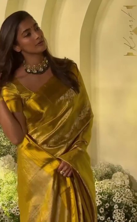 Pooja Hegde Spotted At Ashutosh Gowarikar's Son Wedding Reception!#PoojaHegde #VidyaBalan #celebrity