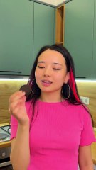 Elle frotte le sol avec sa tête 🤣 Ne rends pas ta sœur en colère 🤣