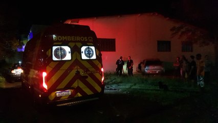 Após colisão entre carros, um deles atinge parede de imóvel na Rua Vitória