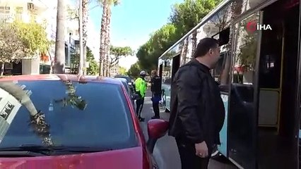 Halk otobüsü park halindeki 4 araca çarptı, ortalık savaş alanına döndü