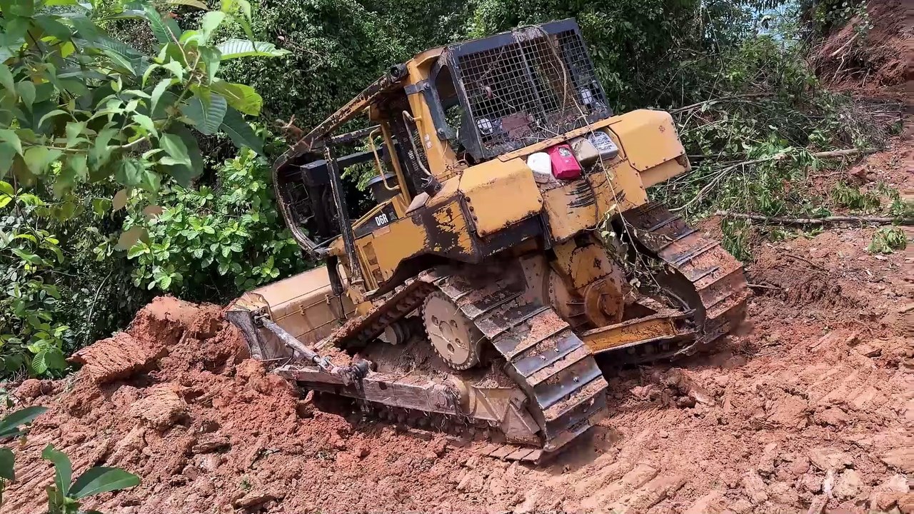 How the D6R XL Bulldozer Efficiently Shapes Palm Terraces in Plantations