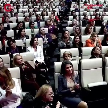 CHP'nin 8 Mart etkinliğinde konuşan depremzede Pınar Arslan elindeki konuşma kağıdını yırttı