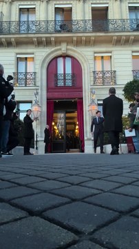 Les enfants Beckham suivent leur père David et leur soeur Harper, à Paris, à la sortie de l'hôtel La Réserve, le 7 mars 2025