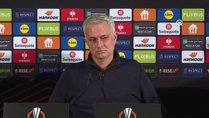 Mourinho’dan basın toplantısında muhabire olay tepki! Horlama taklidiyle gündem oldu