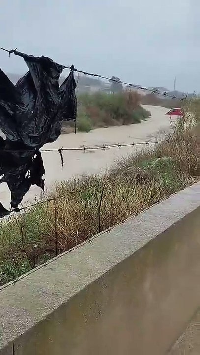 Un coche arrastrado por una rambla en Lorca, este jueves, durante el fuerte episodio de lluvias.