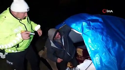 Yol kenarında çadırı fark eden polisler hayat kurtardı