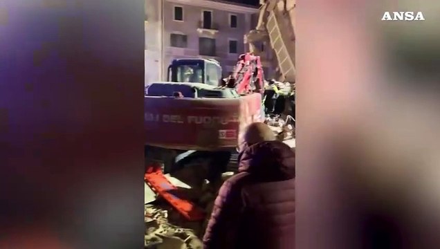 Palazzina crollata a Bari, 74enne estratta viva dopo 24 ore