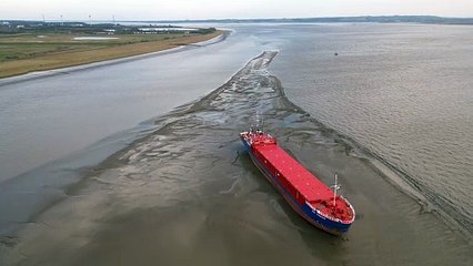 260ft cargo ship stuck in the Humber Estuary after three failed rescue attempts