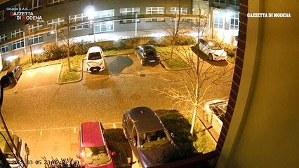 Modena, i residenti di via Triva salvano un giovane da un'aggressione