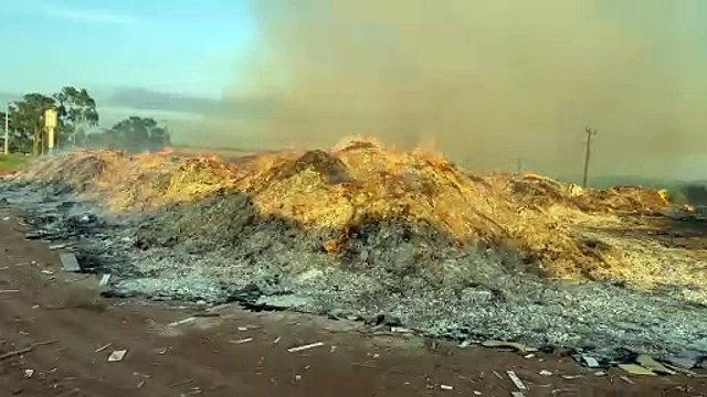 Incêndio de grandes proporções atinge o aterro sanitário de Umuarama