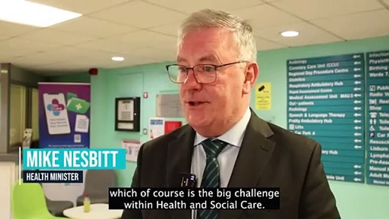 Health Minister praises Lagan Valley Hospital’s regional day procedure unit