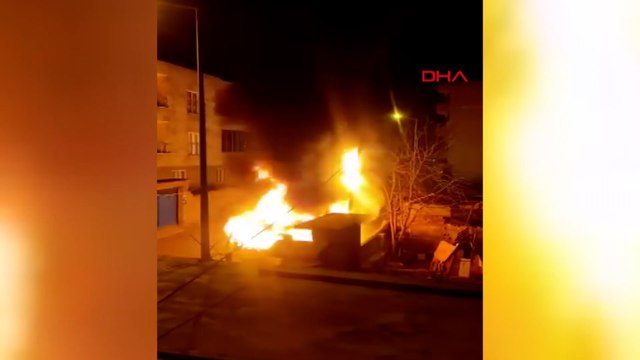 Park halindeki minibüs alev alev yandı