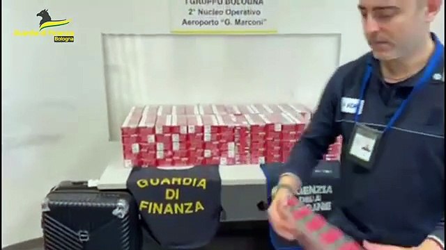 Bologna, all'aeroporto Marconi un passeggero con 30 chili di sigarette di contrabbando: il video del sequestro