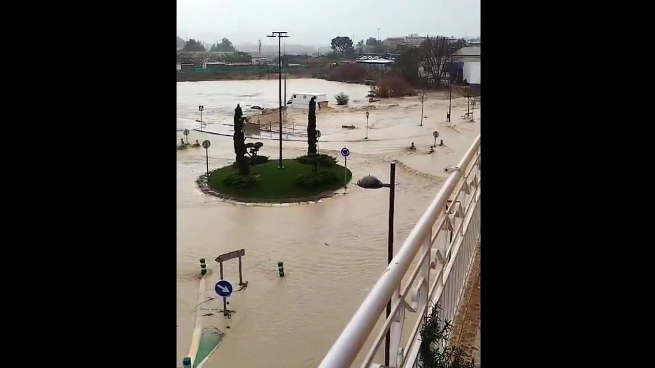 Vecinos de distintos puntos de Lorca graban las riadas e inundaciones producidas por las intensas lluvias de esta semana.