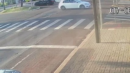 Câmera flagra momento em que piloto de Virago fica ferido em acidente com Siena