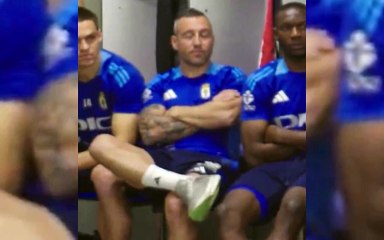 Jesús Martínez arenga al Oviedo en el vestuario