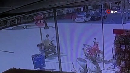 Havada taklalar atarak düştü! Motosiklet kazası kamerada