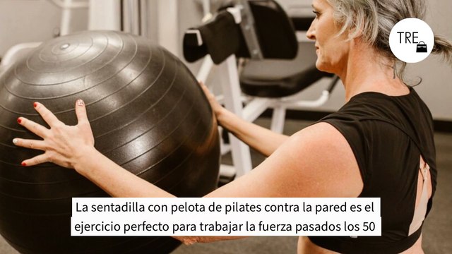 La sentadilla con pelota de pilates contra la pared es el ejercicio perfecto para trabajar la fuerza pasados los 50