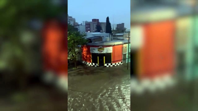 Calles anegadas y evacuaciones en Bahía Blanca por las fuertes lluvias