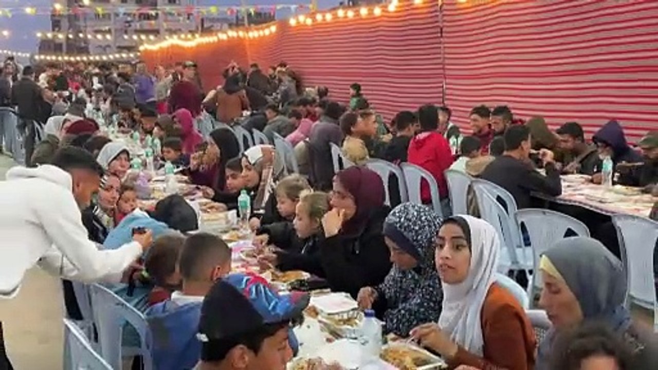 Gaza: des Palestiniens rompent leur jeûne au milieu de bâtiments détruits