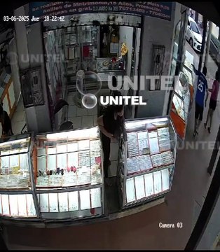 Video capta el momento que delincuentes armados atracan una de las joyerías en la zona de Los Pozos