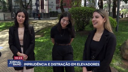 Mulher fica presa em elevador e é 'jogada' para o alto