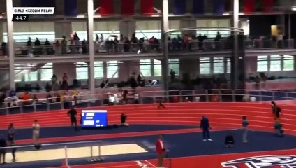 Corredora agride adversária com bastão em prova de revezamento no atletismo