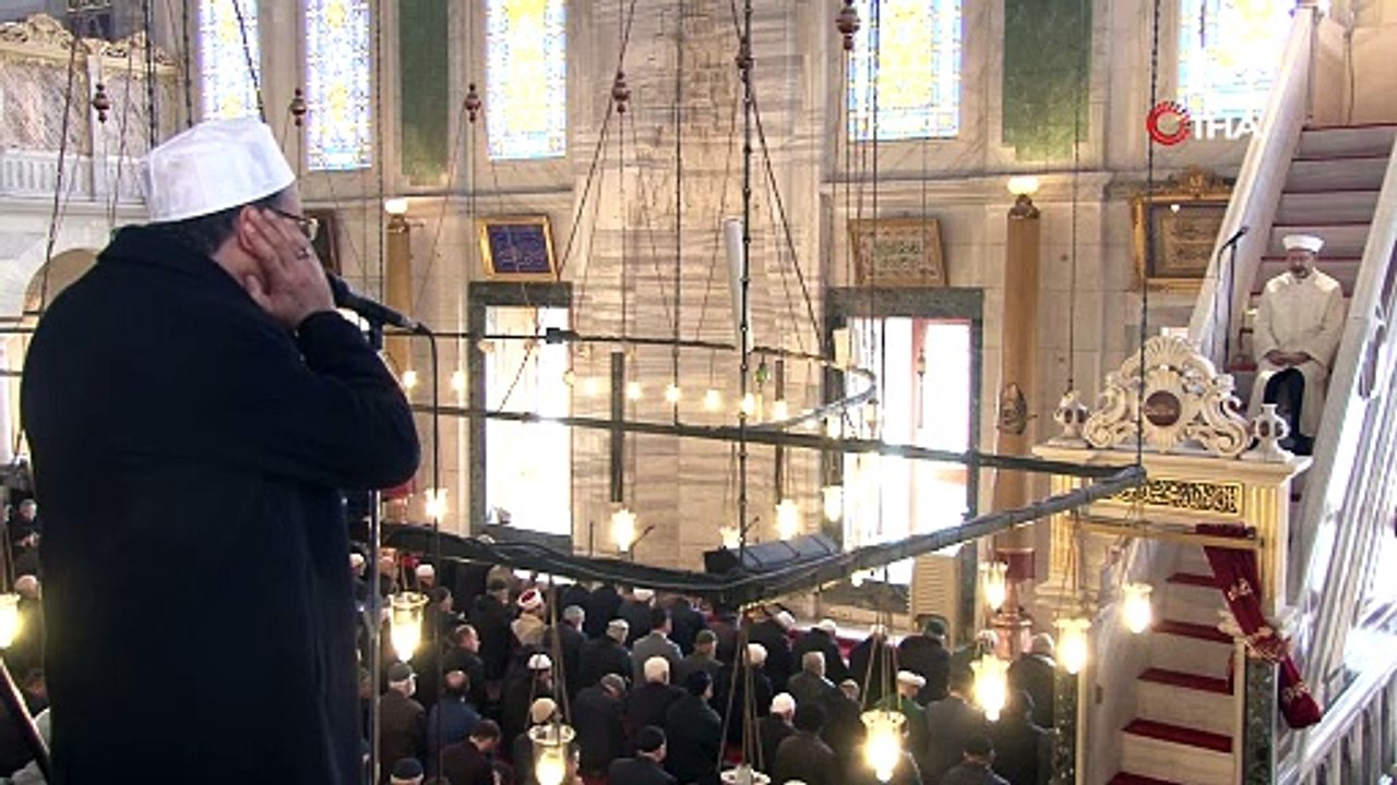 Fatih Camii’nde Ramazan ayının ilk cuma namazı kılındı, Diyanet İşleri Başkanı Ali Erbaş hutbe verdi